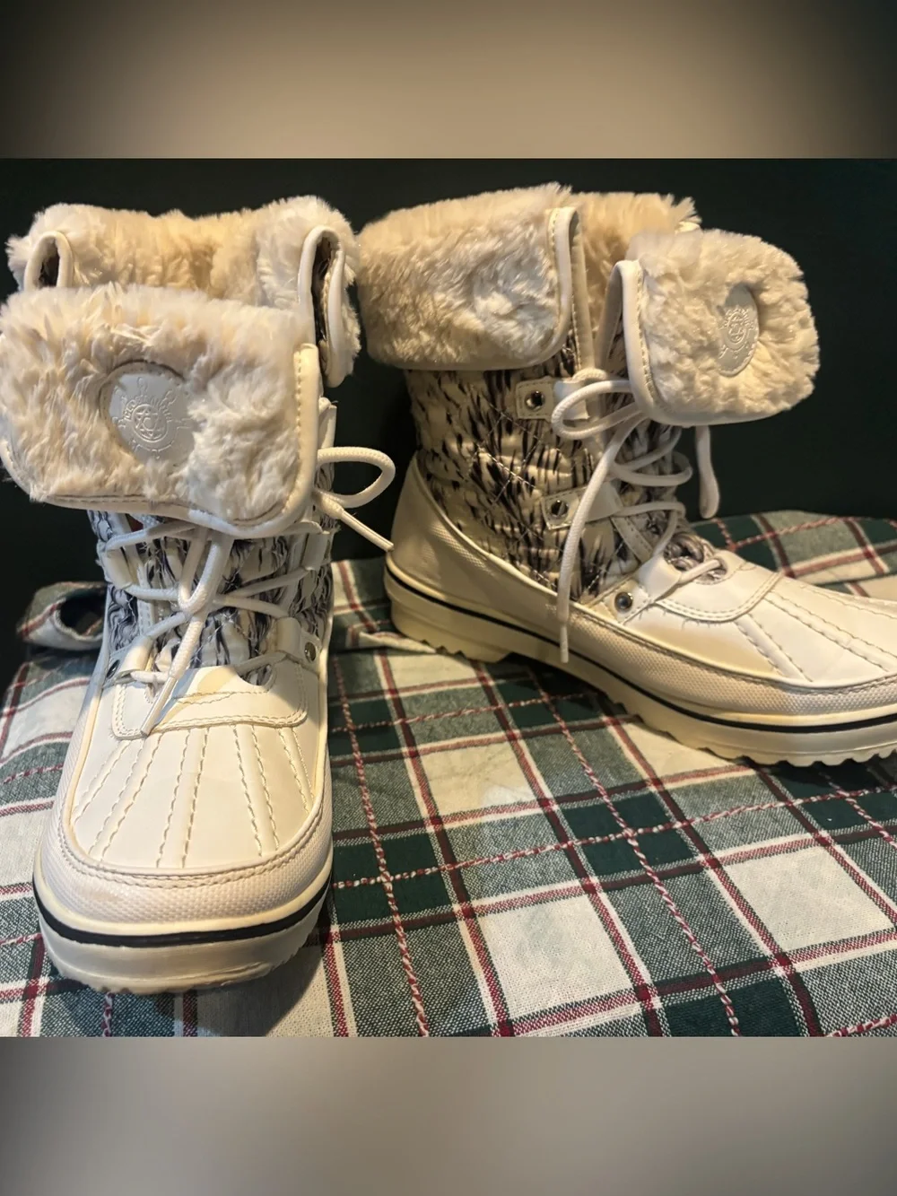 EUC Women's White Faux-Fur Winter Lace-Up Boots